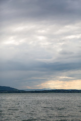 Landschaft am See mit Sturm