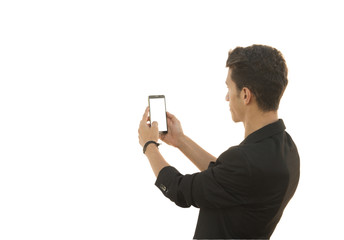 adam telefonla fotoğraf çekiyor