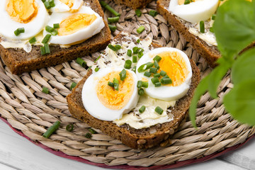 Healthy whole wheat sandwiches with eggs and chives