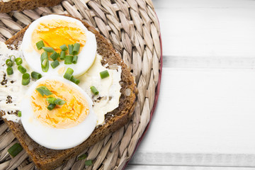 Healthy whole wheat sandwiches with eggs and chives