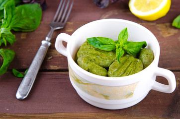 Gnocchi with spinach, basil and lemon