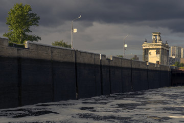 Спуск воды. Шлюз канала им. Москвы.