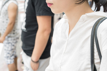 都会の雑踏を観察する女性