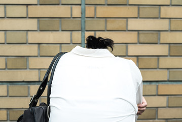路上でうずくまる若い女性