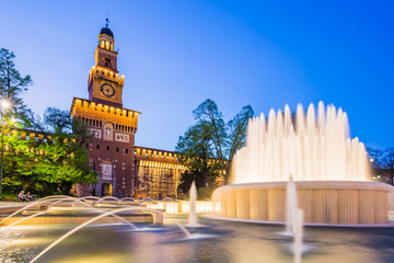 Naklejka premium Zamek Sforzów o zmierzchu w Mediolanie we Włoszech.