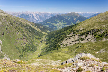 Fototapeta premium Alpejskie pastwiska i skaliste szczyty Alp