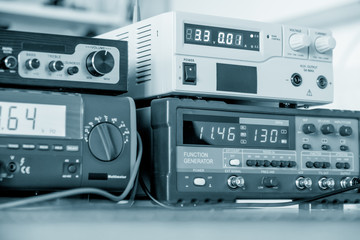 generator of electronic signals with LED display