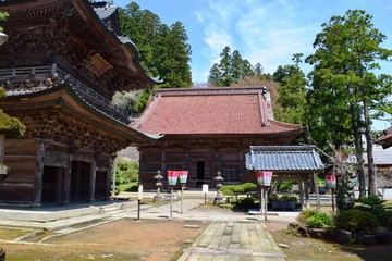 Obraz premium 善法寺（曹洞宗三大祈願所）／山形県鶴岡市にある善法寺を撮影した写真です。善宝寺は平安時代、妙達上人が開いた龍華寺に始まる曹洞宗寺院であり、小田原の最乗寺、豊川の妙厳寺とともに曹洞宗三大祈願所のひとつです。海の守護神である、龍神さまを祀っている寺院として、北海道、東北、北陸をはじめ全国の漁業関係者より絶大な信頼があります。かつて、池の人面魚が有名になったことがあります。