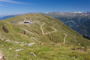 Fototapeta na wymiar Alpages et sommets rocheux des Alpes