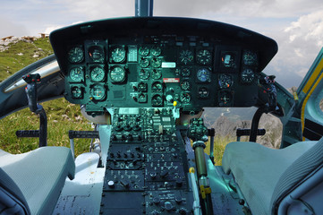 Hubschrauber im Gebirge © Thomas Hess