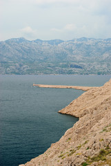 Küste der Insel Pag mit Blick aufs Mittelmeer und aufs kroatische Festland