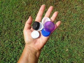 Tappi di plastica sul prato