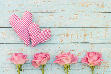 Karte Romantisch mit Rosen und zwei Herzen