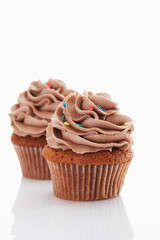 Nahaufnahme von Buttercreme Cupcake Schokolade gegen weißen Hin