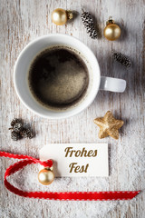 Weihnachtliches Stillleben mit einer Tasse Kaffee und deutschen