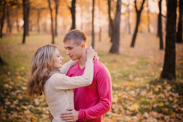 Fototapeta premium romantic couple in the autumn park