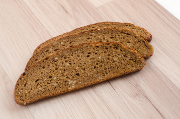  slices of wholegrain rye bread with nuts