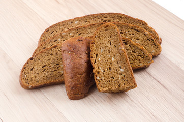  slices of wholegrain rye bread with nuts