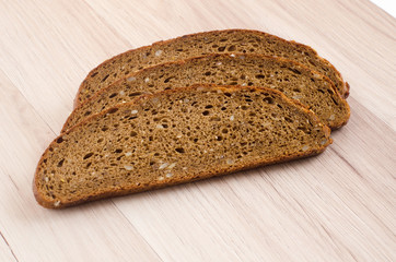 slices of wholegrain rye bread with nuts