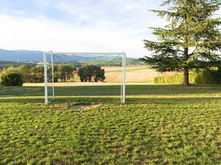Fu&szlig;balltor auf einem Bolzplatz f&uuml;r Kinder  im Dorf