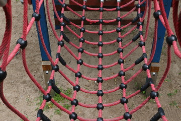 Brücke aus dicken Seilen auf einem Spielplatz