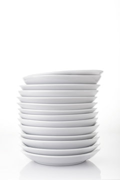 Pile d'assiettes Blanches sur fond blanc avec reflection