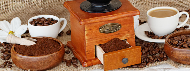 Kaffeemühle mit Kaffebohnen