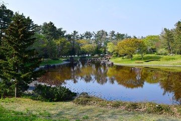 庄内空港緩衝緑地／山形県の庄内空港ターミナル前に広がる緑地ゾーン「庄内空港緩衝緑地」を撮影した写真です。庄内の空の玄関口には、庄内砂丘の風紋をあしらった「風紋の広場」、飛行機の離発着を間近に見ることができる「ながめの丘」、子供と一緒に遊具で楽しめる「砂丘の広場」、キャンプが楽しめる「庄内夕日の丘オートキャンプ場」などがあり、自然を満喫しながら楽しめる施設があります。