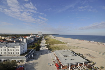 Warnemünde, Hotel Neptun und Strandpromenade © eucalli