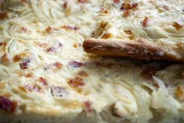 Hausgemachter Elsässer Flammkuchen, Zwiebelkuchen auf altem Treibholz / Holz Brett 