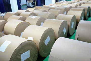 新聞印刷工場に並ぶ大量の巻紙