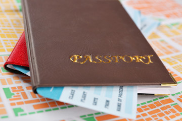 Obraz premium Passports with tickets on map background
