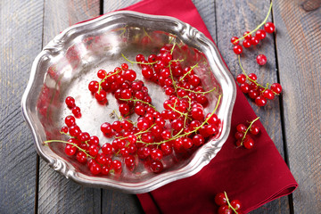 Fresh red currants in bowl on table close up
