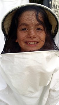 Ni&ntilde;a apicultora