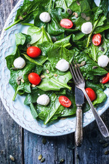 Salad from spinach, tomatoes and mozzarella