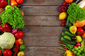 Obraz na płótnie Canvas Frame of fresh vegetables on wooden background