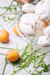 Meringue with apricot