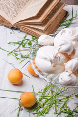 Meringue with apricot and strawberry