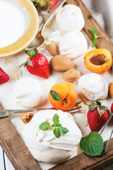 Meringue with apricot and strawberry