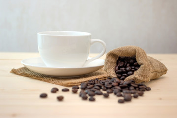 Fototapeta na wymiar coffee cup and coffee beans
