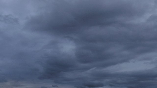 嵐の前の重厚な雲