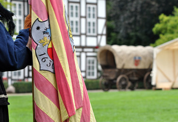 Fahnenträger auf einem Schlachtfeld im 30-jährigern Krieg