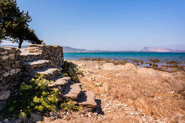 mediterrane Steintreppe am Strand mit Felsen