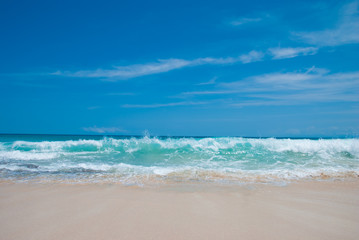 Тропический пляж в полдень на острове Бали, Индонезия. Пляж называется Дримлэнд.