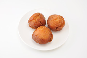 お皿にのせた サーターアンダーギー ドーナツ 白背景