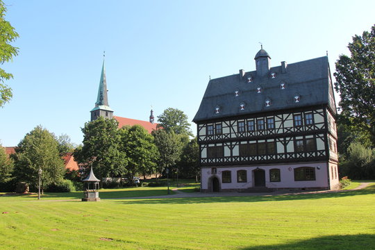 Schloss Gieboldehausen mit Kirche St. Laurentius im Hintergrund