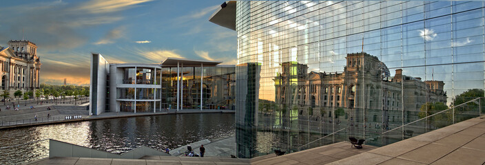 Obraz premium Berlin Marie Elisabeth Lüders Haus , Regierungsviertel Panoramaaufnahme mit Spiegelung