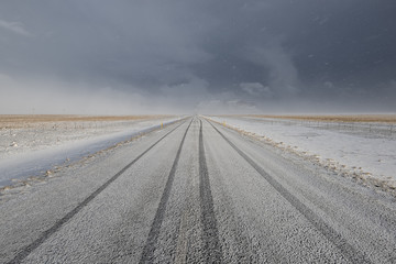 Strada innevata con tracce di pneumatici orizzontale