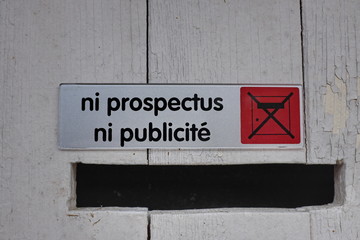 Ni prospectus, ni publicité. Panneau sur boîtes aux lettres.