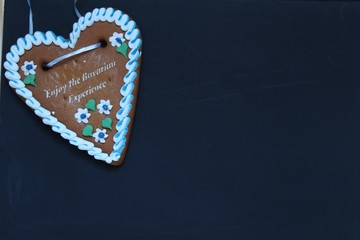 schwarze Tafel mit Lebkuchenherz